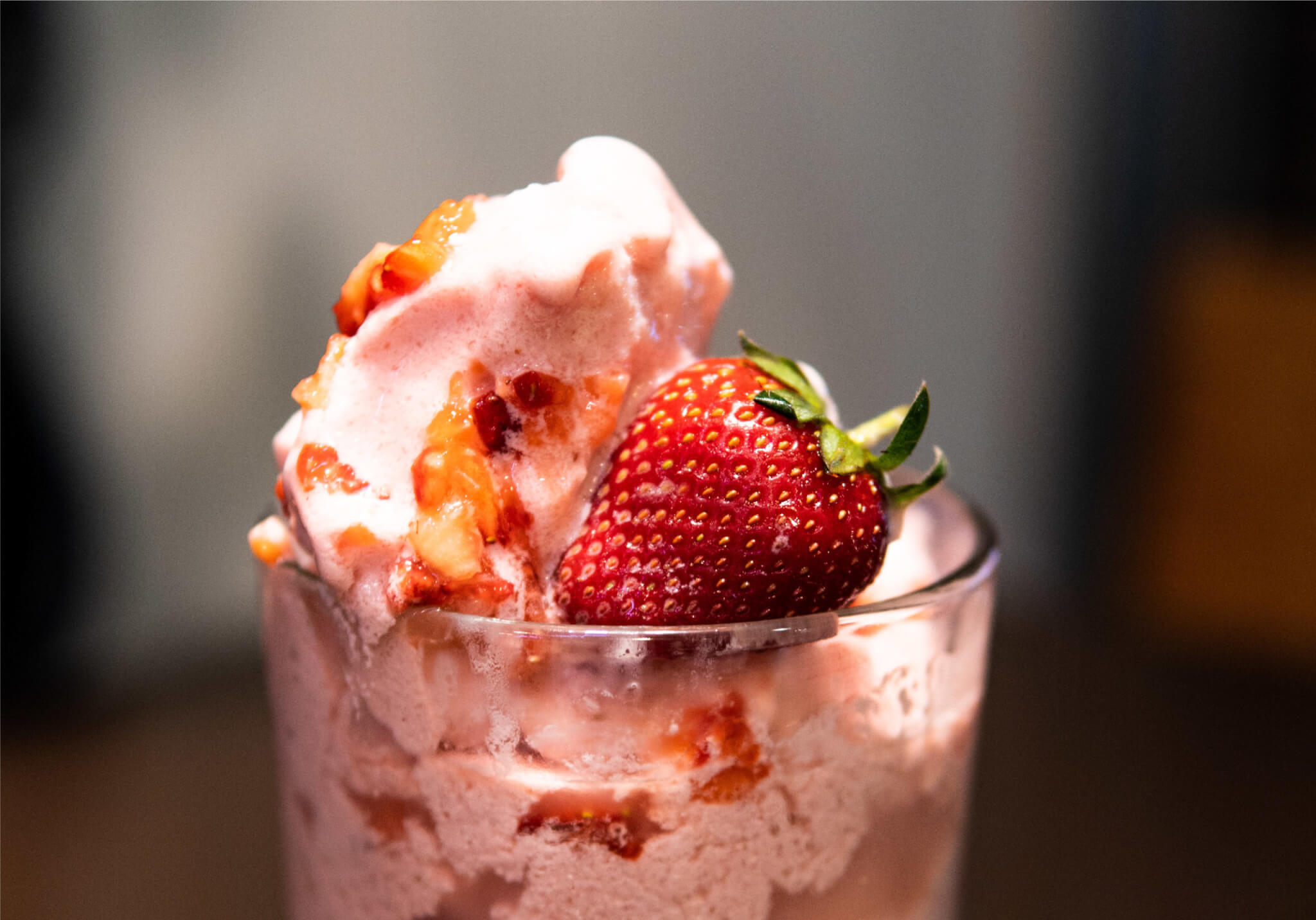 夏日草莓冰沙红色饮品摄影图高清摄影大图-千库网